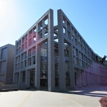 奥には埼玉県立近代美術館もある