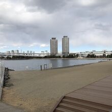 神津島の砂だそうです。近くのマンションの家族連れが遊んでます