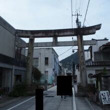 琴平市内では街道に鳥居が立っています。