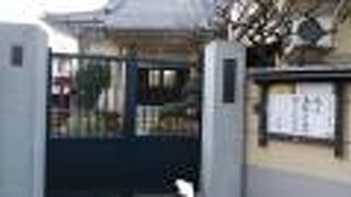 庭木があり落ち着いた雰囲気のする寺院