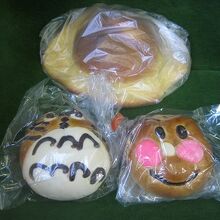 ぼうしパン（上）、トトロパン（左）、アンパンマンあんパン。