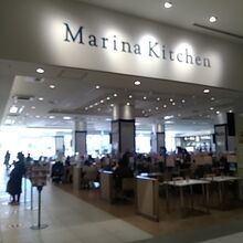 席はカウンター席もテーブル席もたくさんあります。