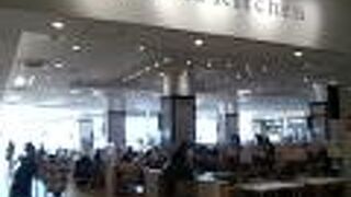 質の高さを感じるフードコートです。