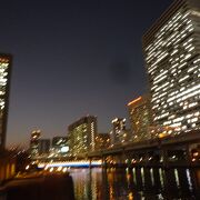 堂島川　夜はライトアップされたビルと川面が綺麗