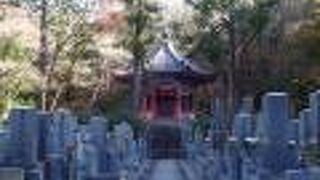 境内の中をまっすぐに進むと、朱色の八角堂がありました。