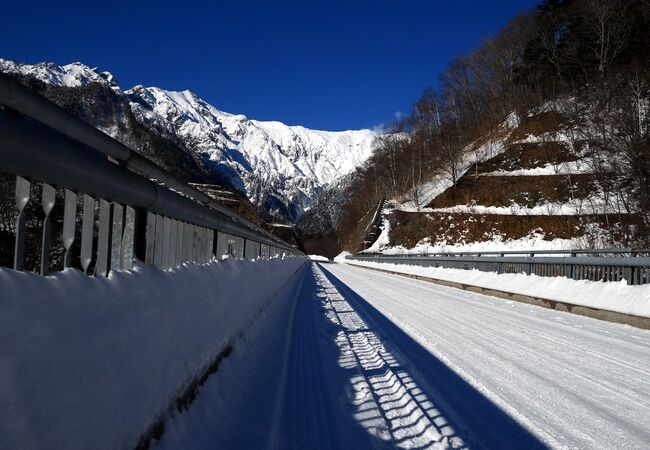 冬の凛とした雰囲気と雪山に囲まれた山間にたたずめる極上の時間が味わえる