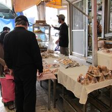 テーブル並べられた総菜弁当も品切れ？