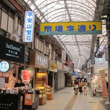 アーケード付きの明るい商店街