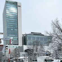 カナモトホールの背景に札幌創成スクエアビル。