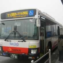 シャトルバスも本数を減らして運行しています