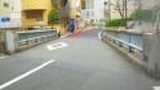 今はコンクリートの橋ですが江戸時代からあったのです。