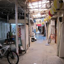 路地裏はひっそりをして寂しい…