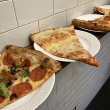 神戸三宮にある立ち食いのピザ屋さん この値段なら立って食べまーす By Niagara 2bros Pizzaのクチコミ フォートラベル