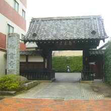 この門から左奥に山門があります。