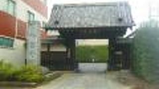 大きな門があります。