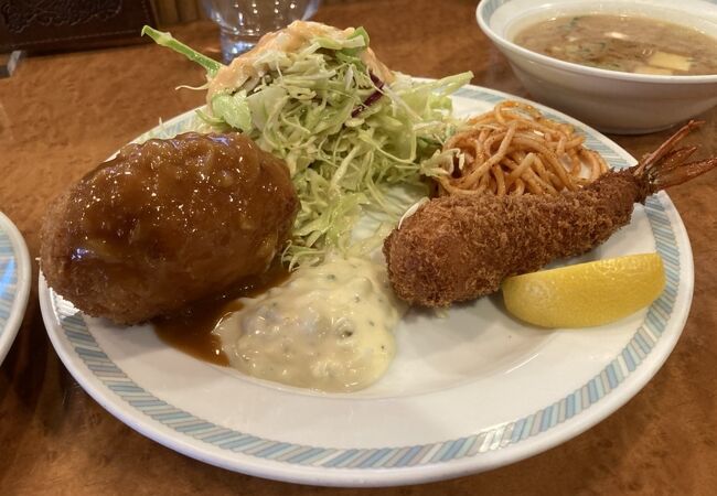 神戸で人気の洋食屋さん！BGMに演歌が流れる中でエビフライ