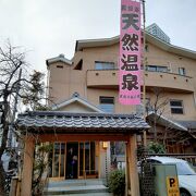 黒湯と茶褐色の2種類の天然温泉があり生ビールを飲むこともできます