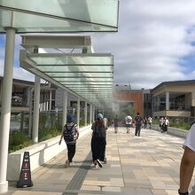 上空から出ているドライミスト