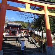 世界遺産の宇治上神社に隣接しています