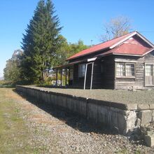 旧ホーム側から眺めた駅舎の様子