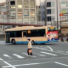 早朝の夙川駅を出発する甲山方面行バス