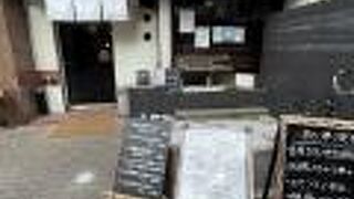 海老と野菜の天ぷらと刺身のセットを食す