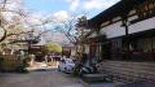 温泉寺の裏にある