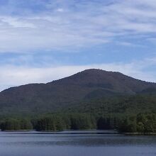 八幡高原10月。聖湖と臥龍山。