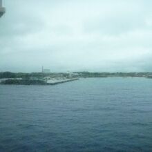 那覇港から約４時間で「与論港」が見てきました。
