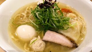 Ramen restaurant with a daily line, you enjoy delicate and varied tasting