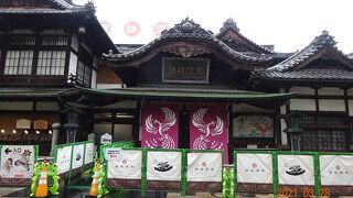 工事中で派手な囲いがあり、少し残念