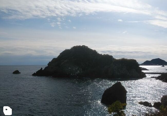 鴨川漁港近くの小さな島