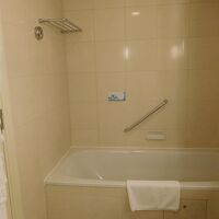 バスタブは大きめでゆったり。