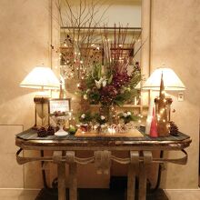 入り口向かいにあったクリスマス装花