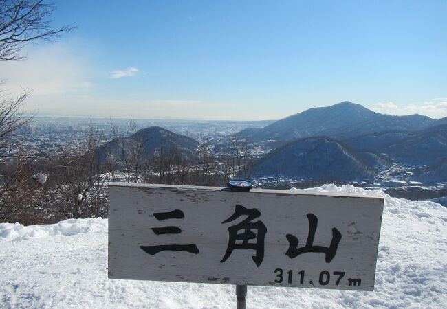 冬でも天気の良い休日は多くの登山者