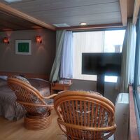 スーペリアツイン。前の窓からは建物が見えます。