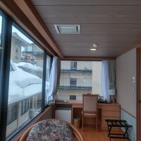 スーペリアツイン。前と横の半分の窓からは建物が見えます。