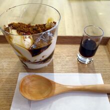 小田原豆腐と特選きな粉の黒蜜がけ