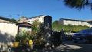 高台にあるお寺です