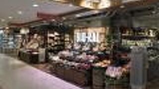 中央改札裏の駅マルシェ、充実のショップが並びます