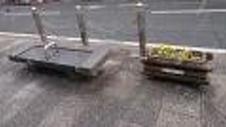 湿雪の降りしきる、週末のお昼頃に訪問