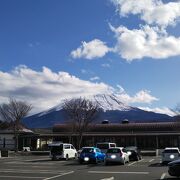 雄大な富士山が見える道の駅