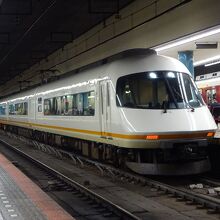 大阪なんば駅で発車を待つアーバンライナー。