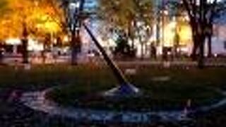 札幌滞在中に何度かこのモニュメントの周りを歩いたのですが、日時計だったのですね。