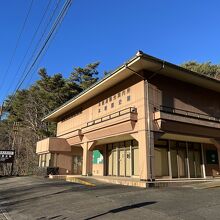 バス停前の施設