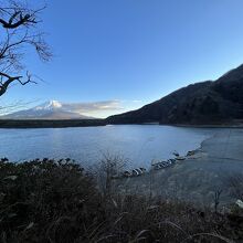 精進湖のメインスポット、他手合浜