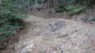 昔、川の流れがあった地層が山の上に