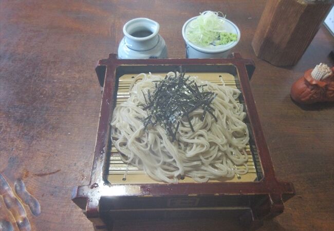 県道沿いにあるお蕎麦屋