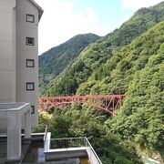 赤く美しいトロッコ橋