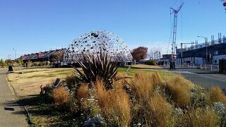 赤レンガ倉庫へ繋がる埠頭の広場